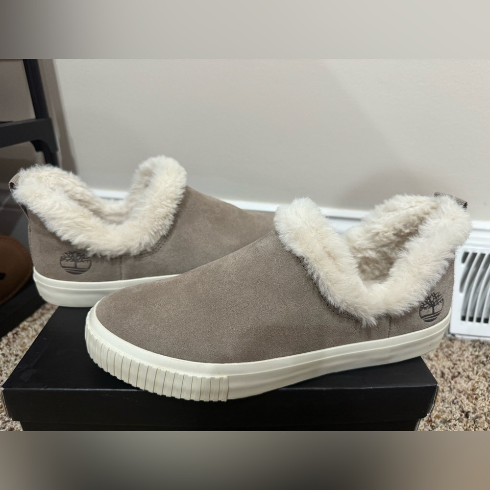 Women’s timberland low boot. fuzzy inside